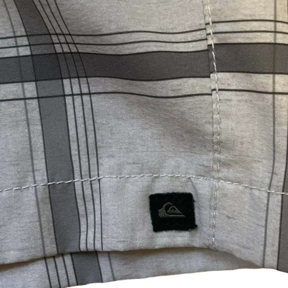 Quicksilver Men’s Grey Plaid Regular Fit Casual 28” Hybrid Amphibian Shorts